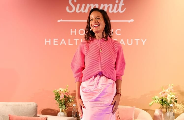 Adaeze Wolf, Gastgeberin des Naturally Good Summit Holistic Health & Beauty, begrüßt die Teilnehmer des Summits auch 2024 in Düsseldorf. Andreas Rentz/Getty Images for Naturally Good