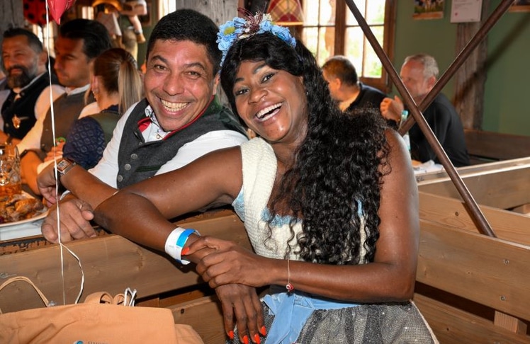 Ex-Fußballstar Giovane Elber an der Seite von Gastgeberin Simone Weissmann bei der Charity Ladies Wiesn im Käfer-Zelt, wo sie sich gemeinsam für die Förderung von BIPoC-Frauen einsetzen. © Hannes Magerstädt