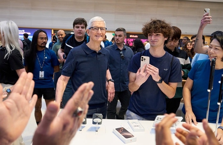 Sein Unternehmen belässt es zunächst bei einer Kooperation rund um iOS 18: Apple-CEO Tim Cook im September in New York beim Launch des neuen iPhone 16 (Bild: Apple Inc.)