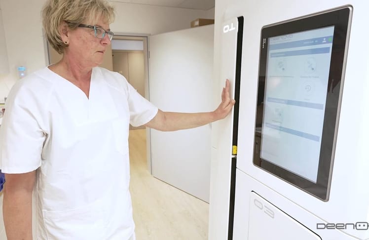 Anke Steden, Pflegeexpertin am Marienhospital Gelsenkirchen, beim Bedienen einer All-In-1-Station (Bild: Deenova)