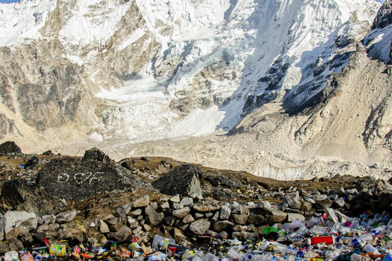 Müllberge am Mount Everest: Der Traum vom Gipfelerlebnis hinterlässt schwere Spuren in der empfindlichen Hochgebirgslandschaft. © Sylwia Bartyzel/Unsplash