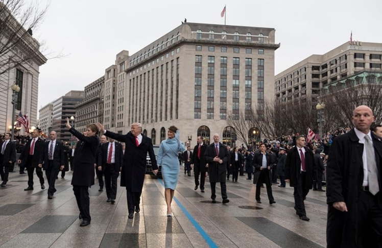 Donald J. Trump samt Ehefrau Melania und Eskorte bei seiner ersten Vereidigung im Jahre 2017