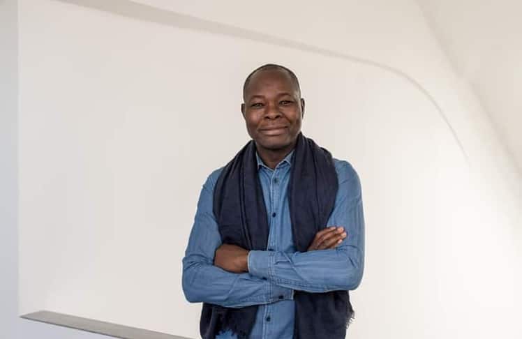 Francis Kéré verbindet lokale Ressourcen, soziale Aspekte und innovative Architektur. © Astrid Eckert  TU München