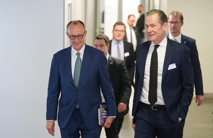 Friedrich Merz (CDU) und Mathias Döpfner (Axel Springer) gemeinsam auf dem Weg (Bild: Brauer Photos / J. Harrell)