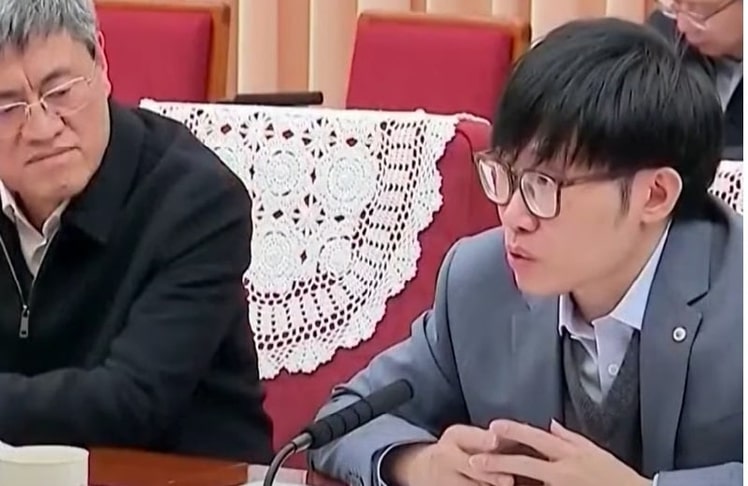 Eine rare, aber aktuelle Aufnahme von DeepSeek-Gründer Liang Wenfeng (rechts); hier zu sehen bei einem Treffen mit dem chinesischen Premierminister Li Qiang am 20. Januar 2025