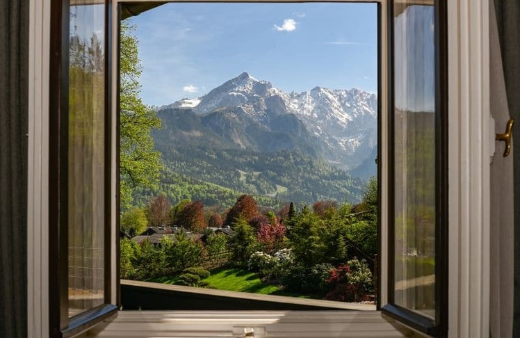 Mit atemberaubendem Panoramablick auf die Zugspitze: Diese Luxusvilla in Garmisch-Partenkirchen belegt Platz 1 der teuersten Skigebiets-Immobilien – für 11,5 Millionen Euro. © RIEDEL Immobilien GmbH