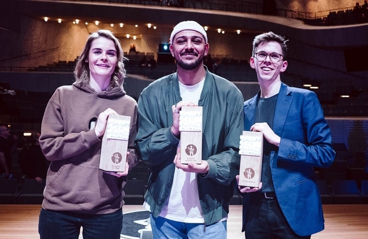 Hazel Brugger, Abdul Kader Chahin und Noah Klaus mit ihren Preisen in der Hamburger Elbphilharmonie