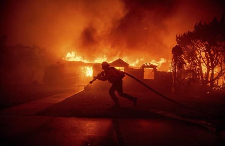 Ein Feuerwehrmann im Kampf gegen das wohl größte Feuer in der Geschichte von Los Angeles