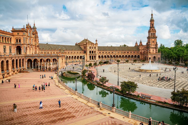 Die "Plaza de España“ in Sevilla zählt zu den beliebtesten Reisezielen Andalusiens – besonders im goldenen Oktober ein sonniges Highlight für Kulturreisende © Taisia Karaseva/Unsplash
