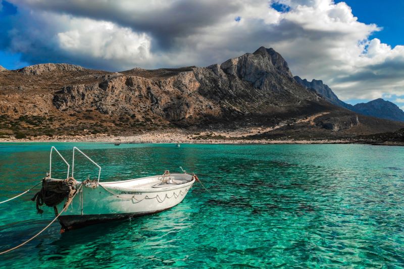 Kristallklares Wasser, felsige Küsten und milde Temperaturen: Kreta ist im Oktober ein beliebtes Reiseziel für Sonnenhungrige.