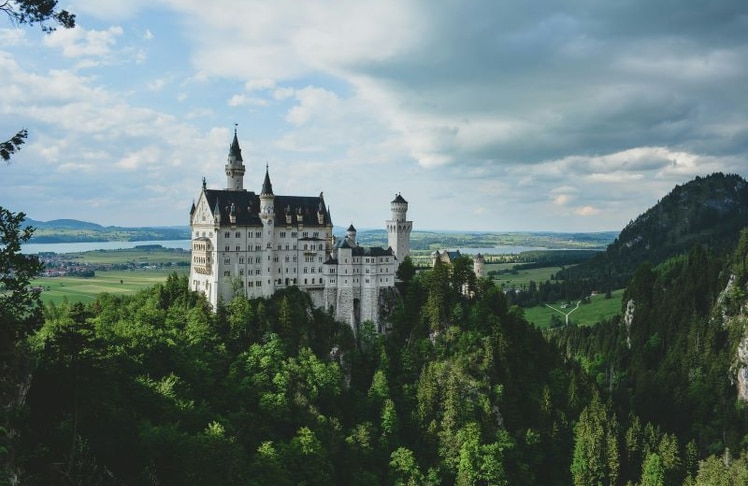 Majestätisch thront Schloss Neuschwanstein über den bayerischen Alpen – ein Märchentraum aus Stein und Geschichte.