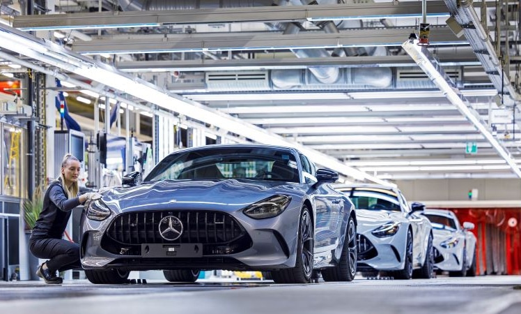 Trotz fortlaufender Fahrzeugproduktion im Mercedes-Benz Werk Bremen könnten Sparmaßnahmen und Stellenabbau die Zukunft prägen.