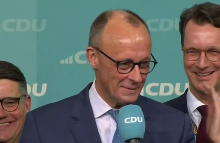 Applaus und gute Laune im Konrad-Adenauer-Haus, als Friedrich Merz nach den ersten Hochrechnungen vor die Union tritt