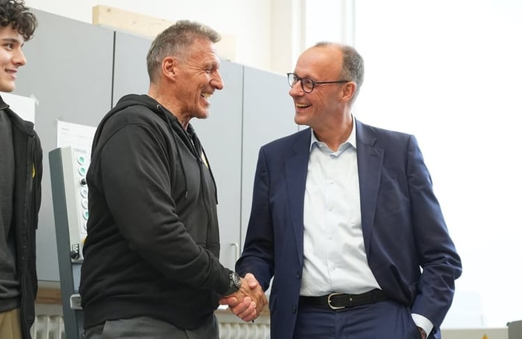 Ralf Moeller gehörte zu den ersten Gratulanten des zukünftigen Kanzlers Friedrich Merz. Hier sind die beiden bei einem gemeinsamen Besuch im Rahmen der Initiative "Motivation Handwerk“ in der Tischlerei Wehner in Berlin am 11.02.2025 zu sehen. Jetzt gilt es für Merz, Versprechen einzulösen