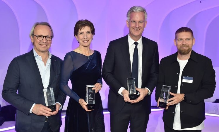 Die Gewinner der Best Brands Awards 2025 auf der Bühne: Yannick Michot (Patek Philippe), Ilka Horstmeier (BMW Group), Christian Haensch (Beiersdorf/Nivea) und Philipp Markmann (The Quality Group/ESN) mit ihren Auszeichnungen.