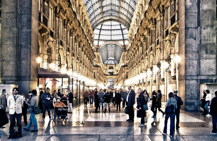 Flaniermeile: Die überdachte Passage Galleria Vittorio Emanuele II in Mailand ist voller opulenter Mosaike, kunstvoller Fassaden und exklusiver Boutiquen - und  ein Wahrzeichen der Stadt. (c): Flickr, Bert Kaufmann