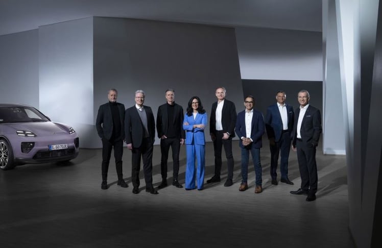 Der Porsche-Vorstand vor dem Umbruch: Detlev von Platen (1. v. l., Vertrieb und Marketing), Andreas Haffner (2. v. l., Personal- und Sozialwesen) und Lutz Meschke (3. v. l., Finanzen und IT) stehen vor dem Abschied. Neben ihnen (v. l. n. r.): Barbara Frenkel (Beschaffung), Oliver Blume (Vorstandsvorsitzender), Sajjad Khan (Car-IT), Michael Steiner (Forschung und Entwicklung) und Albrecht Reimold (Produktion und Logistik). 