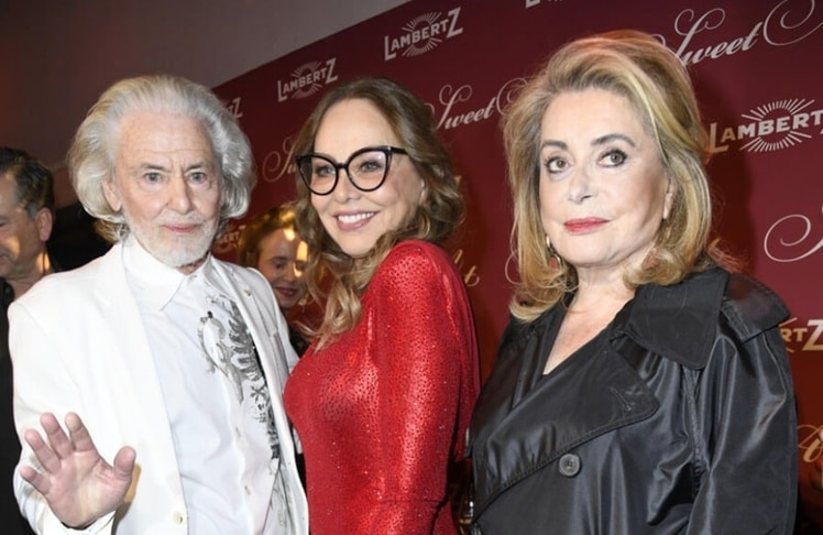 Hermann Bühlbecker in bester Gesellschaft: Gemeinsam mit den Filmikonen Ornella Muti und Catherine Deneuve genießt der Gastgeber der "Lambertz Monday Night" den glamourösen Abend. Hochkarätige Gäste und süße Verführungen machen die Veranstaltung erneut zum Highlight der Süßwarenmesse. © Agentur Baganz/Lambertz