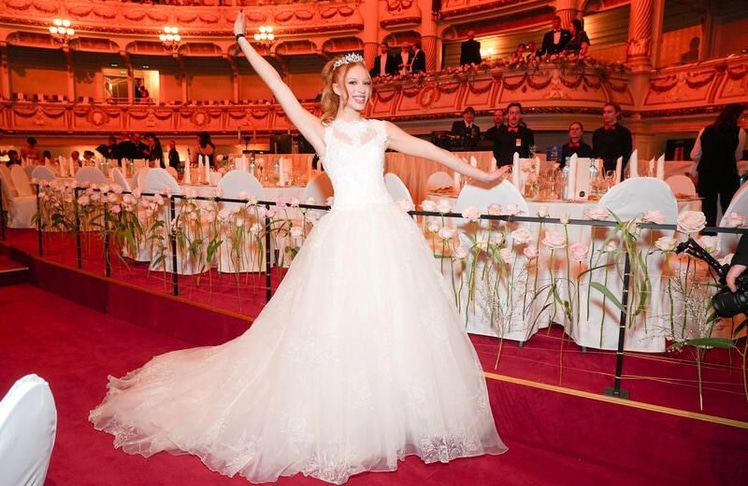 Model Anna Ermakova strahlt beim 100. SemperOpernball in Dresden und zieht mit ihrer eleganten Robe alle Blicke auf sich. 