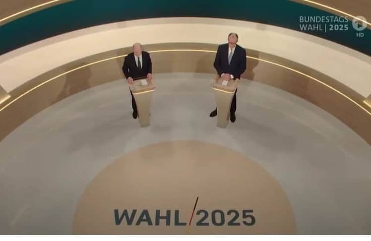 Olaf Scholz und Friedrich Merz auf der Studiobühne in Berlin