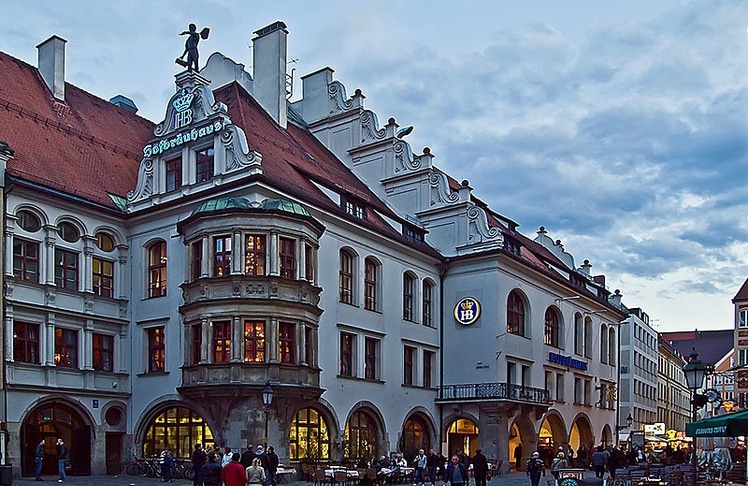 Wer noch nicht dort war, sollte einmal hin: Das Münchner Hofbräuhaus, bekannt für Bier und deftige Speisen wie die Schweinshaxe ist legendär. © Wiki Commons, Bavaria at wts