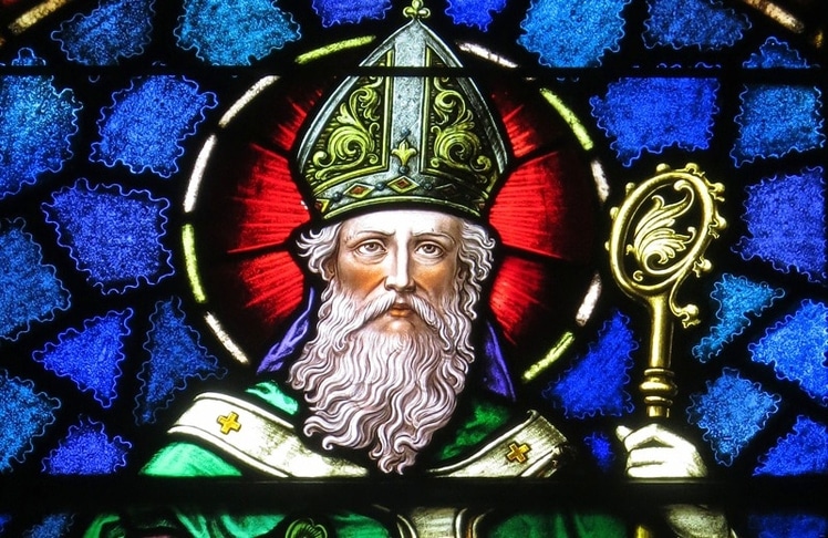 Wird auch über 1500 Jahre nach seinem Tod noch gefeiert: St. Patrick, Schutzpatron von Irland, hier dargestellt auf einem Kirchenfenster im US-amerikanischen Junction City, Ohio