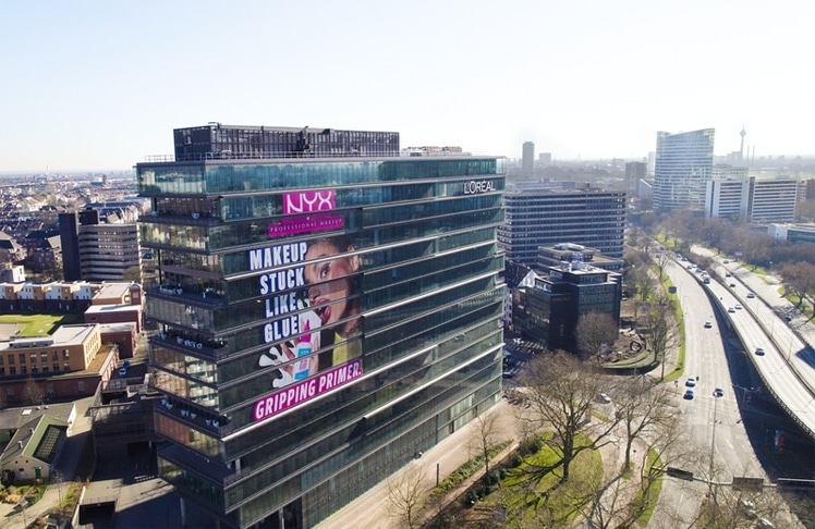 Die "The Face Glue"-Folierung auf der Fassade der L'Orèal-DACH-Zentrale in Düsseldorf