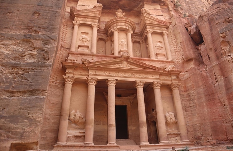 Das Schatzhaus Al-Khazned in Petra, Jordanien ist ein in Fels gehauenes Grabmal und Zeugnis für die Handwerkskunst der Nabatäer. © Pexels, Mihaela Claudia Puscas.