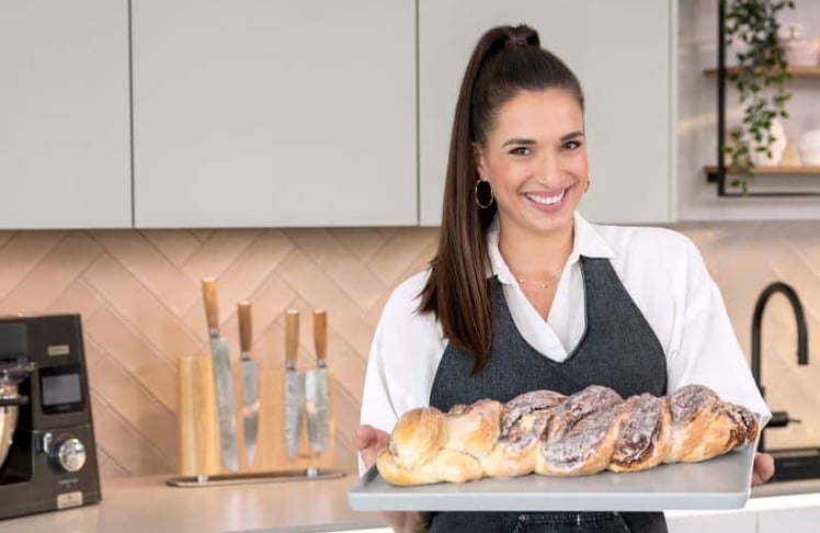 Saliha Özcan, alias Sally, ist Deutschlands bekannteste Food-Influencerin und erfolgreiche Unternehmerin. Die SWR-Dokumentation "Sally – Deutschlands Back-Queen“ beleuchtet ihren beeindruckenden Werdegang. 