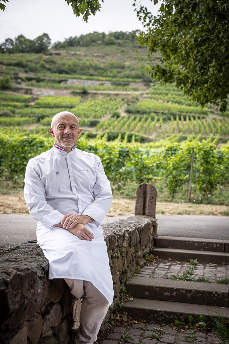 Chefkoch Olivier Nasti vor den Weinbergen des Elsass (Bild: Ilya Kagan)