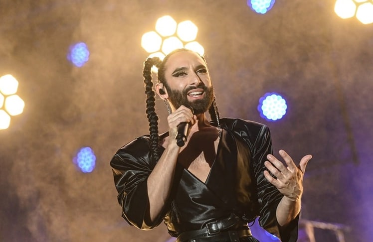 Conchita Wurst bringt ESC-Glanz nach Basel: Die Siegerin von 2014 heizt dem Publikum im Eurovision Village ein. Foto: BrauerPhotos / O.Walterscheid