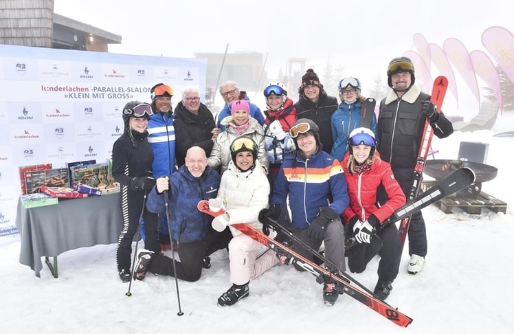 Christian Vosseler (Gründer Kinderlachen e.V), Matze Knop, Ben Heinrich mit Sohn Mats Heinrich, Ralf Bauer, Christa Kinshofer, Erich Rembeck, Marianne und Michael Hartl, Thomas M. Stein mit Frau Cornelia und Tochter Amelie,
Nik P. (Presnik) und Frau Karin Presnik, Manfred Hofer, Simone Hofer, und Kinderlachen Kinder beim
Kinderlachen Event, Parallel Slalom, Klein mit Gross, auf der Jufen Beach Alm in Kitzbühel.  
Foto: BrauerPhotos / G.Nitschke