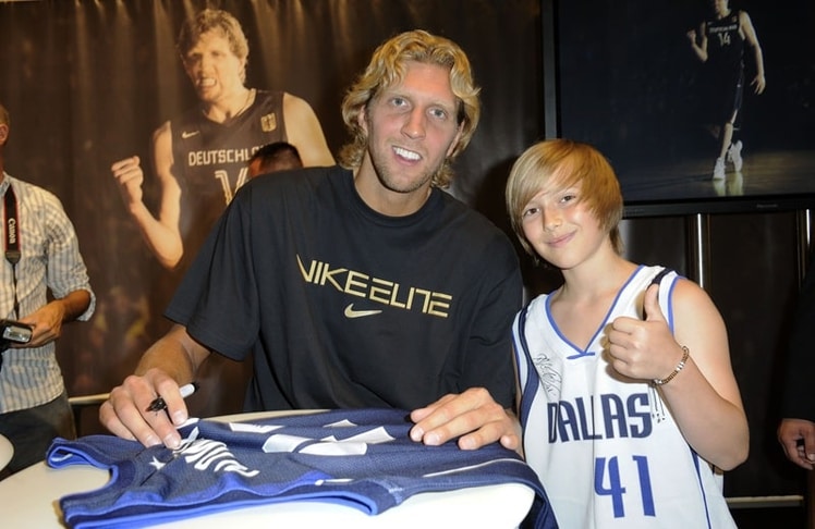 Nachdem er die NBA-Saison 2006 / 2007 bereits als Meister und MVP beendete, führte Dirk Nowitzki die Dallas Mavericks in der Spielzeit 2010 / 2011 erneut zum Titel und zementierte seine Legende endgültig. Hier ist er 2010, einige Monate vor diesem Triumph, bei einer Autogrammstunde in Köln zu sehen - und seine Beliebtheit hat sich offenbar bis heute gehalten