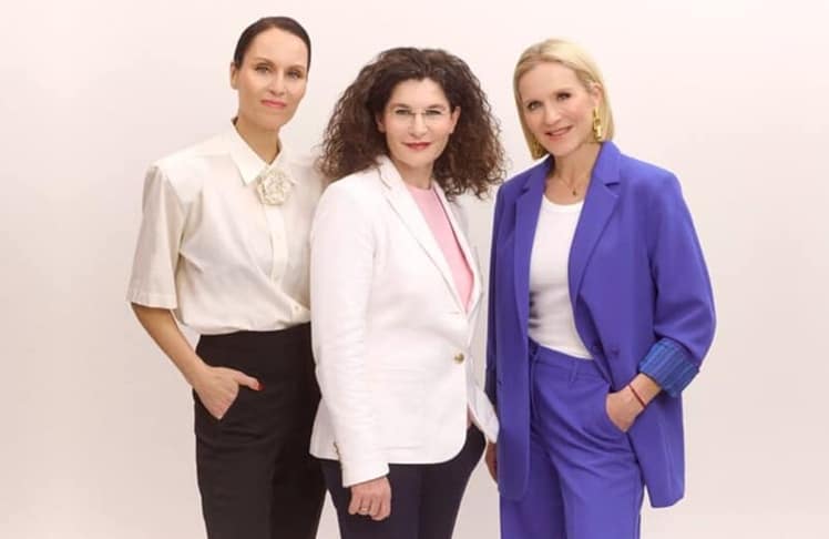 Weleda-CEO Tina Müller (Mitte) mit Nike Lohmann (links) und Loni Baur (rechts)