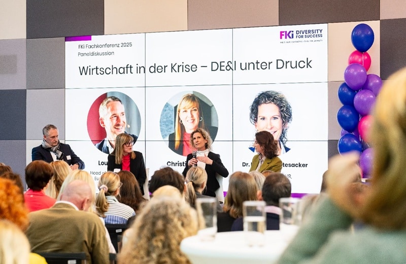 Louis Garnier (Head of Platform Business Europe Go-To-Market Fujitsu), Christine Epler (Head of HR-Strategy, Innovation & Diversity Deutsche Bahn), Dr. Marion Mertesacker (Vice President HR DFL Group) und Barbara Lutz beim Panel in München (Bild: Jens Oellermann / FKi Diversity for Success)