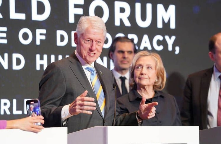 Bill und Hillary Clinton gemeinsam am Rednerpult beim World Forum 2025 im Hotel Adlon – ein starkes Plädoyer für Demokratie, internationale Zusammenarbeit und den Schutz freier Meinungsäußerung.