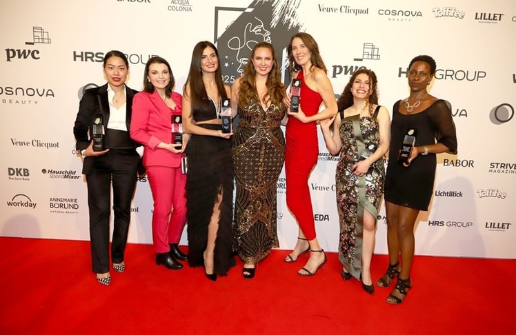 Gastgeberin Katharina Wolff mit den Preisträgerinnen der STRIVE Awards 2025 – Dr. Sophie Chung, Natalya Nepomnyashcha, Gülsah Wilke, Anna Sophie Herken, Dr. Abir Haddad und Michelle Euzet – bei der feierlichen Verleihung in der Hagenbecks Dressurhalle Hamburg am 28. Februar 2025.