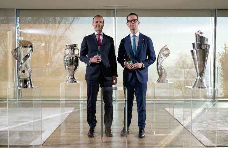 UEFA-Präsident Aleksander Čeferin und Carlsberg-CEO Jacob Aarup-Andersen verkünden gemeinsam die neue Partnerschaft: Die dänische Brauerei wird offizieller Bierpartner der UEFA-Nationalmannschaften und erhält exklusive Ausschankrechte bei kommenden Turnieren.