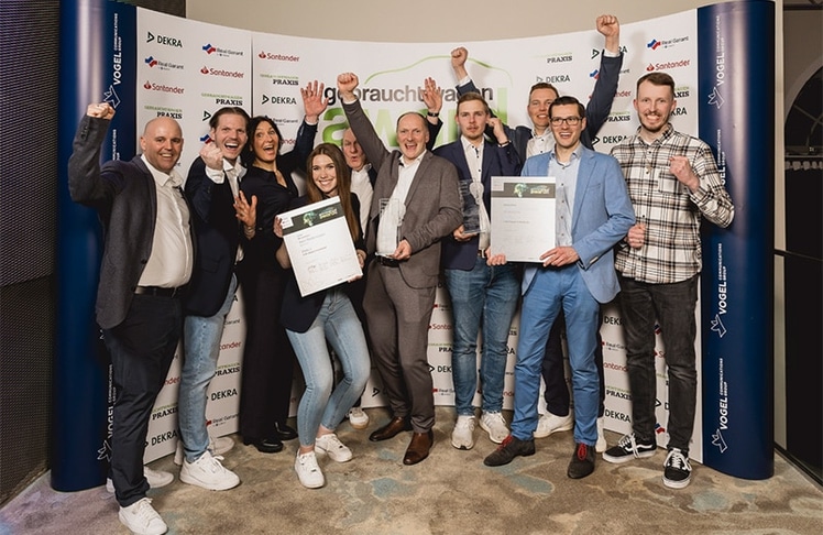 Die Gewinner des "Gebrauchtwagen Award 2025": links das Team von Auto Niedermayer (Gewinner der Kategorie "Freier Handel"), rechts das Team vom Autohaus Stricker (Gewinner der Kategorie "Vertragshandel") © Stefan Bausewein