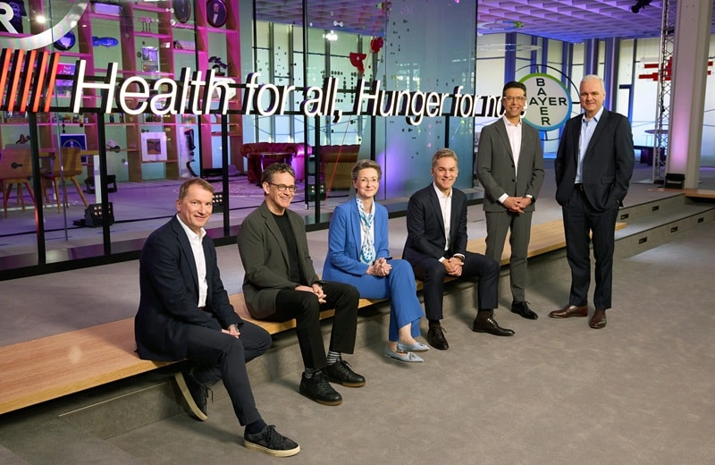 Der Bayer-Vorstand bei der Bilanz-Pressekonferenz 2025 in Leverkusen. Von links nach rechts: Wolfgang Nickl, Bill Anderson, Heike Prinz, Rodrigo Santos, Julio Triana, Stefan Oelrich (Bild: Bayer AG)