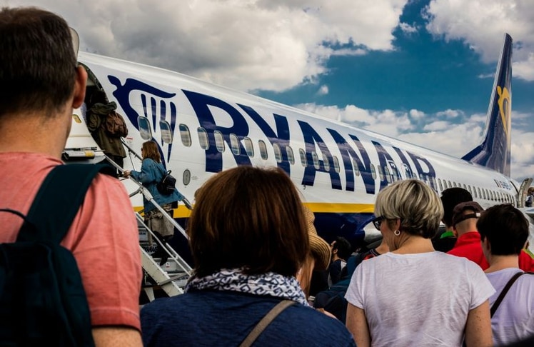 Ab November 2025 könnte das Boarding bei Ryanair länger dauern, denn ohne Smartphone geht nichts mehr.