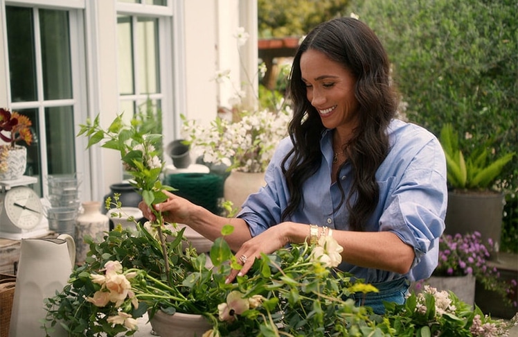 Blumen zupfen, Obst drapieren, Eiswürfel mit Blumenblüten machen: Mit den Lifestyle-Hacks scheint Meghans in ihrer neuen Serie beim Publikum nicht so recht zu punkten. © Netflix