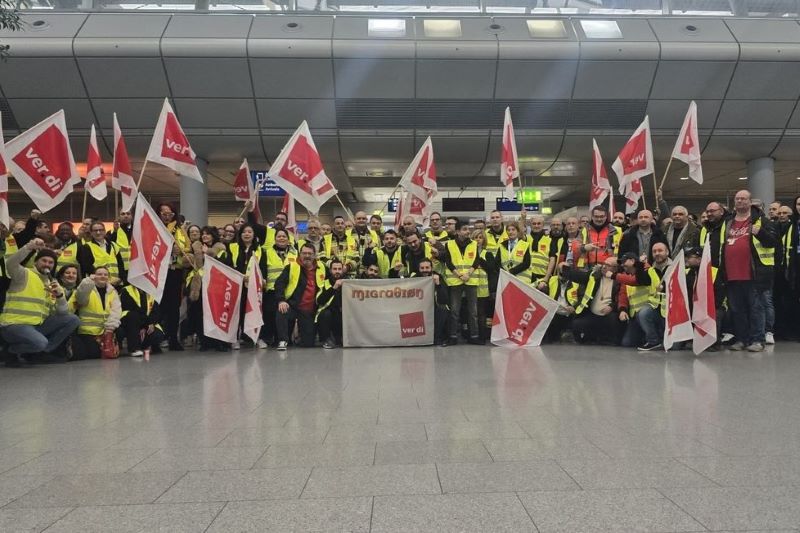 Streikende versammeln sich am Flughafen Düsseldorf – Beschäftigte protestieren für bessere Arbeitsbedingungen und faire Löhne. © Verdi