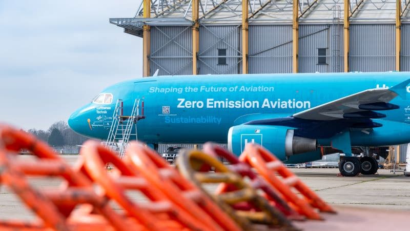 Das Hydrogen Aviation Lab am Flughafen Hamburg dient als Testumgebung für emissionsfreie Wasserstofftechnologien. Mit Projekten wie diesem soll die Luftfahrt nachhaltig transformiert und eine klimafreundliche Infrastruktur an Flughäfen aufgebaut werden. ©Lufthansa Technik/Christian Götting