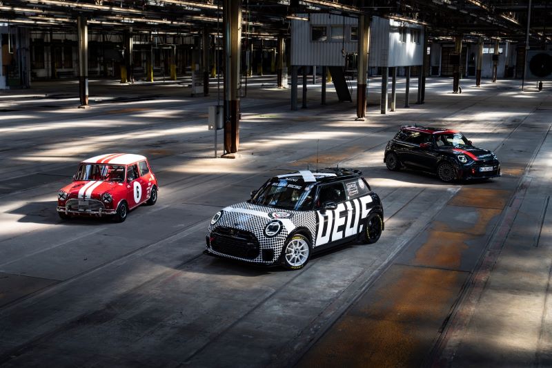 Drei Generationen Fahrfreude: Der Classic Mini, ein getarnter Prototyp und der aktuelle MINI John Cooper Works feiern die Motorsport-DNA der Marke. © BMW Group