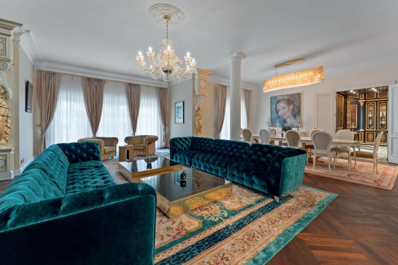 Platz 3 im Ranking: Luxuriöses Wohnzimmer der Designer-Villa in Berlin-Dahlem mit Samtsofas, Kristallleuchtern und prunkvollem Essbereich © AIB ALLGEMEINE IMMOBILIEN-BÖRSE.