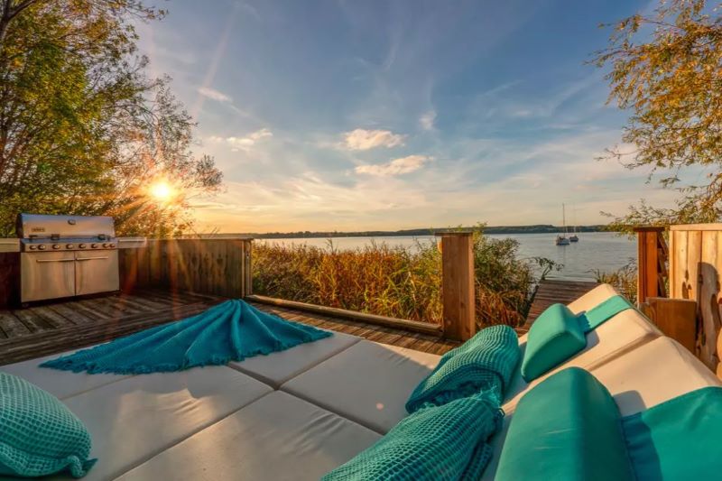 Platz 1 im Ranking: Panorama-Terrasse mit Seeblick – Seeufer-Villa am Ammersee mit eigenem Bootssteg, Sonnenlounge und Grillplatz. © IMMOVISION Property GmbH