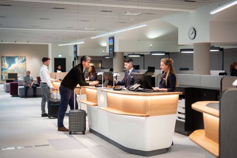 Modernisiertes DB Reisezentrum im Kölner Hauptbahnhof: Mitarbeitende beraten Reisende direkt am Serviceschalter. © Deutsche Bahn/Oliver Lang