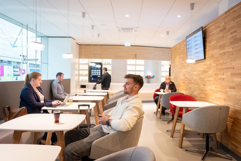 Modernisierte DB Lounge im Kölner Hauptbahnhof: Reisende nutzen Sitzbereiche und Serviceangebote während der Wartezeit. © Deutsche Bahn/Oliver Lang