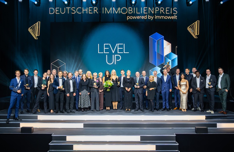 Die versammelten Gewinner beim Deutschen Immobilienpreis 2026 (Bild: Lars Hübner Fotograf)